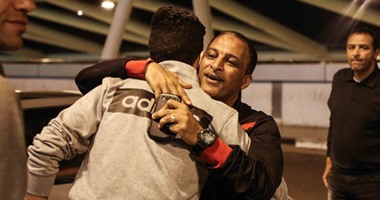 بالصور.. مصطفى فتحى يستقبل مدرب الأهلى بالأحضان