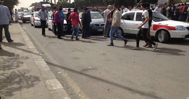بالصور..سائقو التاكسى يعلنون الإضراب بسبب الملاكى ويقطعون الطريق بالعاشر