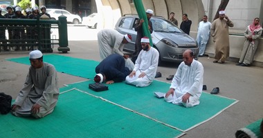  خطباء المكافأة يغلقون شارعا بمحيط مجلس الوزراء