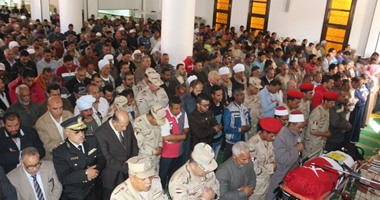 والدة الشهيد مصطفى عبد النبى: جابلى هدية عيد الأم وكأنه عارف إنه مش راجع