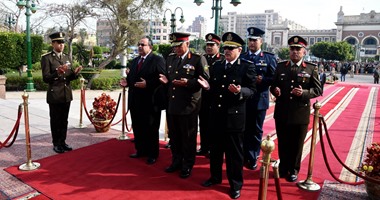 محافظ الإسكندرية يضع إكليل الزهور على النصب التذكارى للشهداء