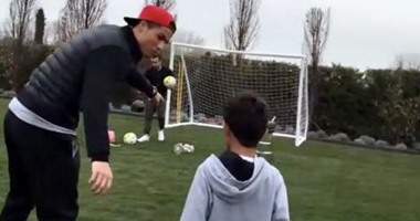 بالفيديو.. رونالدو يتدرب برفقة نجله على دقة التسديد