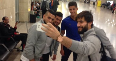 بالصور.. الأهلى والزمالك "حبايب" بمطار القاهرة قبل رحلة إفريقيا