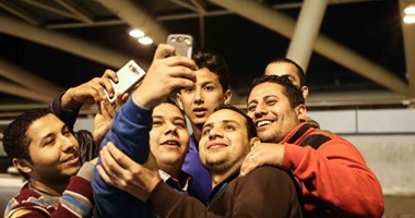 "السيلفى" يستقبل نجوم القطبين فى مطار القاهرة