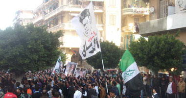 أهالى بورسعيد يواصلون العصيان المدنى.. ويزورون المقابر