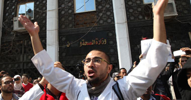 الأمن يغلق أبواب وزارة الصحة بسبب اعتصام أطباء التكليف