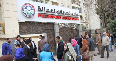 بالصور .. البلتاجى يستمع لمطالب حملة الماجستير والدكتوراه