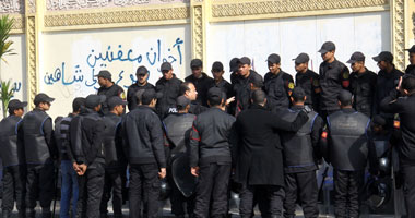 أم الشهيد عمرو من أمام المشرحة: "ليه ولادنا إحنا اللى بتموت"؟