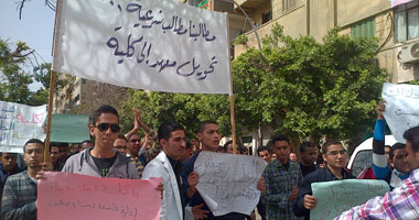 استمرار اعتصام طلاب الطيران بنصب الخيام أمام المعهد