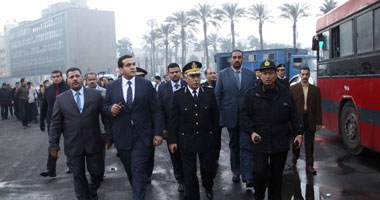 بالصور .. معتصمو التحرير يلاحقون سيارات الشرطة بالميدان