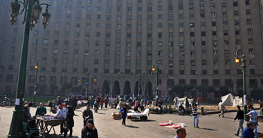 معتصمو التحرير يعلقون لافتة"المجمع مغلق بأمر الثوار"