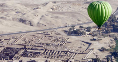 السائحون يعربون عن سعادتهم بعودة البالون الطائر إلى سماء الأقصر 