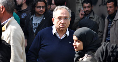 التحقيق فى اتهام ممدوح حمزة وقيادات 6 أبريل باقتحام مقرات أمن الدولة