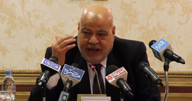 احتجاج موظفين بمحكمة كوم أمبو للمطالبة بعدم نقلهم