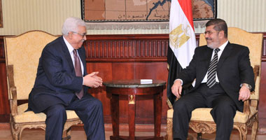 بالصور .. مرسى يستقبل الرئيس الفلسطينى بمطار القاهرة الدولى
