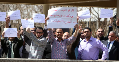 بالصور .. الأمن يمنع الصحفيين من دخول هيئة البترول للتواصل مع المعتصمين
