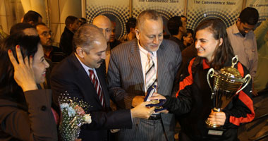 بالصور .. العامرى يجتمع مع بعثة "شابات" الطائرة بمطار القاهرة