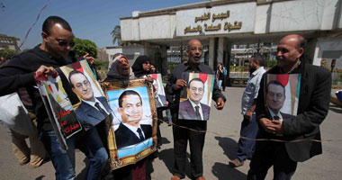 مؤيدو مبارك يرفعون صوره أمام مستشفى المعادى العسكرى