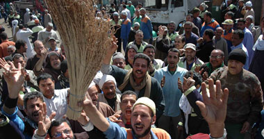 عمال النظافة بالمحلة ينهون إضرابهم بعد وعد بتثبيتهم