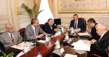 بالصور .."قنديل" يجتمع بالمجموعة الوزارية الاقتصادية