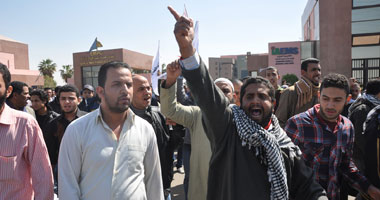 متظاهرو "الإنتاج" يهتفون: "يا مرسى اغضب ثور.. اضرب طير كل الروس"