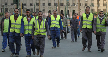 المتظاهرون يشاركون سيارات النظافة فى رفع مخلفات التحرير