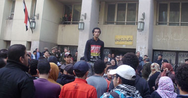 مظاهرة تطالب بالقصاص أثناء نظر "قتل المتظاهرين" بالغربية 