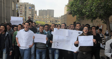 بالصور .. تظاهر طلاب "عين شمس" للمطالبة بطرد "عضو التدريس" المتهم بسب الرسول