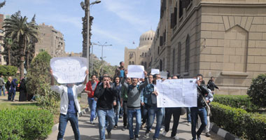 بالصور .. طلاب "هندسة عين شمس" يطالبون بفصل أستاذ بعد الإساءة للرسول