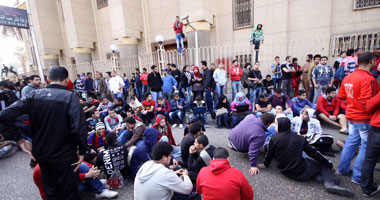تظاهر شباب الألتراس بالمنوفية و6 أبريل أمام "ترحيلات شبين"