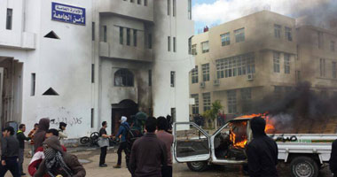 طلاب الإخوان بجامعة المنصورة يشعلون النار فى سيارة ملاكى