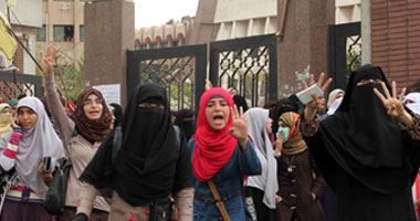 مسيرة طالبات إخوان الأزهر تدخل المدينة الجامعية 