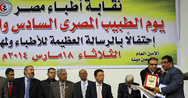 الأطباء يستقبلون وزير الصحة بهتافات ضد الحكومة