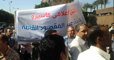 متظاهرو ماسبيرو ينقلون وقفتهم أمام بوابة وزارة الإعلام
