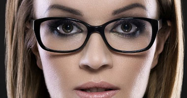 بالصور.. 10 أخطاء فى الماكياج لمن يرتدين النظارات
