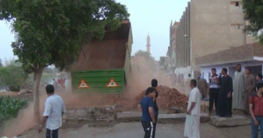 محافظ القليوبية يستمع للقرى المتضررة من الاستيلاء على الطريق العام
