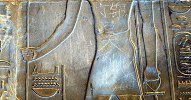 بكين تفتح التحقيق بعد نقش شاب صينى لاسمه على معبد بالأقصر 