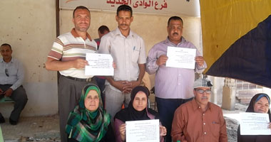 بالصور.. استمرار إضراب موظفى فرع محو الأمية بالوادى الجديد