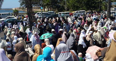 متظاهرات يرفعن صور شهيدات المنصورة أمام مكتبة الإسكندرية