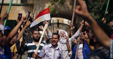 مؤيدو مرسى يرتدون الخوذ ويحملون العصى لحماية مسيرة النور