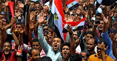 تجمعات أسرية تنضم لمتظاهرى التحرير فى مليونية "الإصرار"