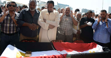 تشييع جنازة شهيد التحرير بهتافات ضد الإخوان