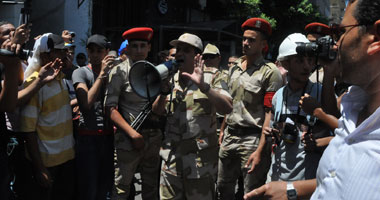 الجيش يؤمن مسيرة انصار المعزول إلى سفارة الإمارات
