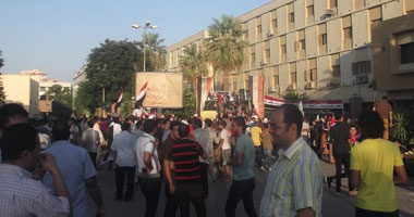 بالصور.. توافد الأسر على مقر محافظة سوهاج لاستماع خطاب الجيش