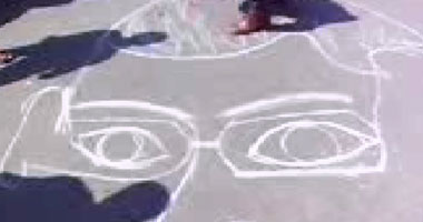 بالصور.. رسَّام الاتحادية: كل الحكاية "طباشيرة وشوية شخابيط" 