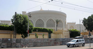 إزالة العبارات المكتوبة على جدران قصر الاتحادية