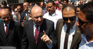 وزير الصحة لأحد موظفى مستشفى أم المصريين الغاضبين:"الكلام ده مش وقته"