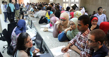 موظفو معامل الحاسب بعين شمس يوزعون أرقاما مسلسلة على الطلاب