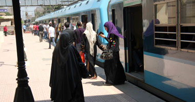 توقف حركة الخط الأول للمترو بعد سقوط سيدة وابنتها أسفل القطار بعزبة النخل
