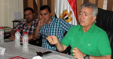 عضو بالزمالك يذبح "عجلًا" بالملعب احتفالًا بالمولد النبوى الشريف